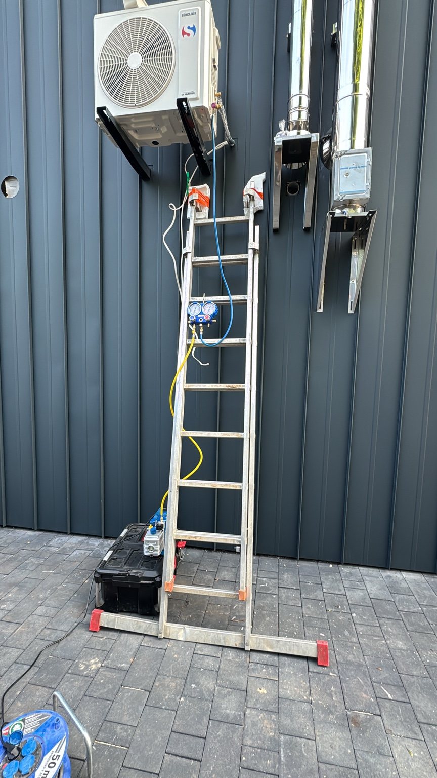 Montaż klimatyzacji z użyciem drabiny