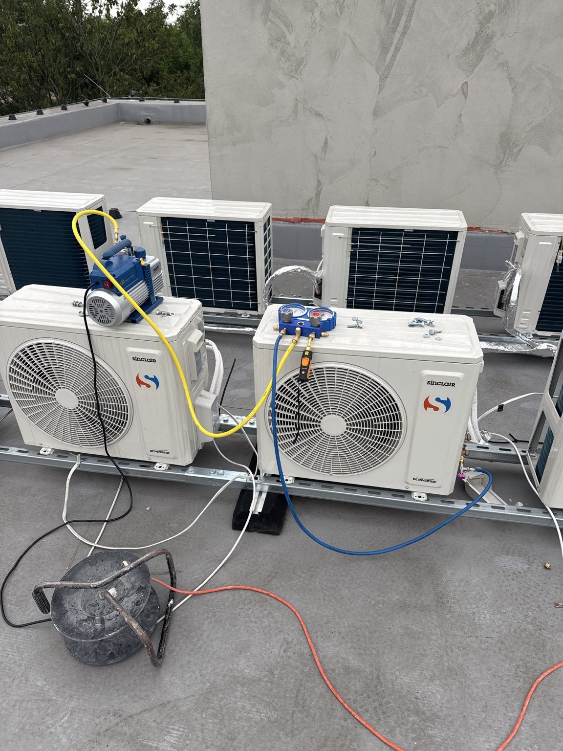 Wiele jednostek klimatyzacji zamontowanych na dachu