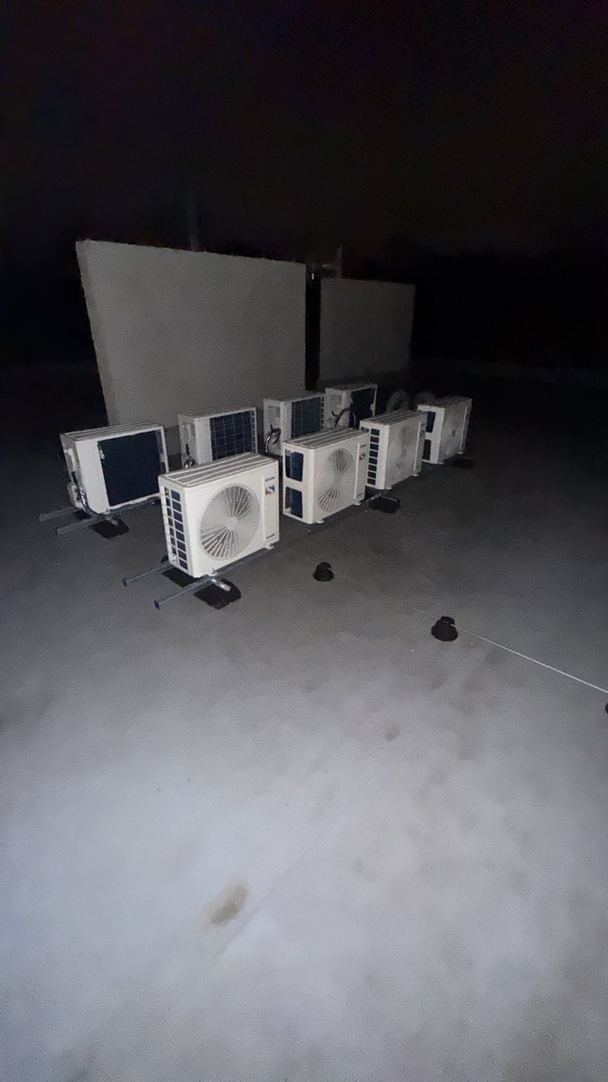 Wieczorna realizacja klimatyzacji na dachu