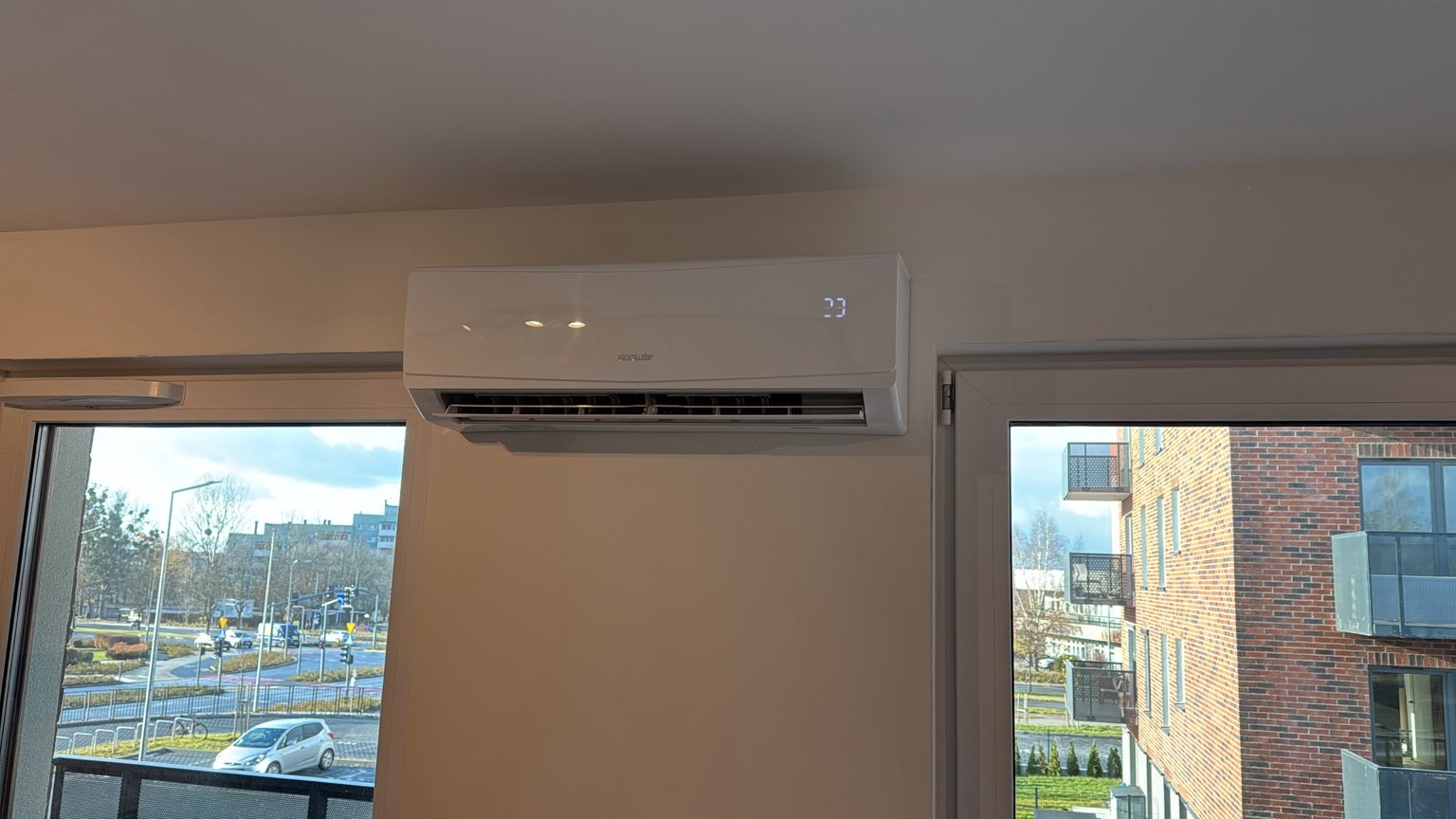 Klimatyzator zamontowany przez GETECO w nowoczesnym wnętrzu