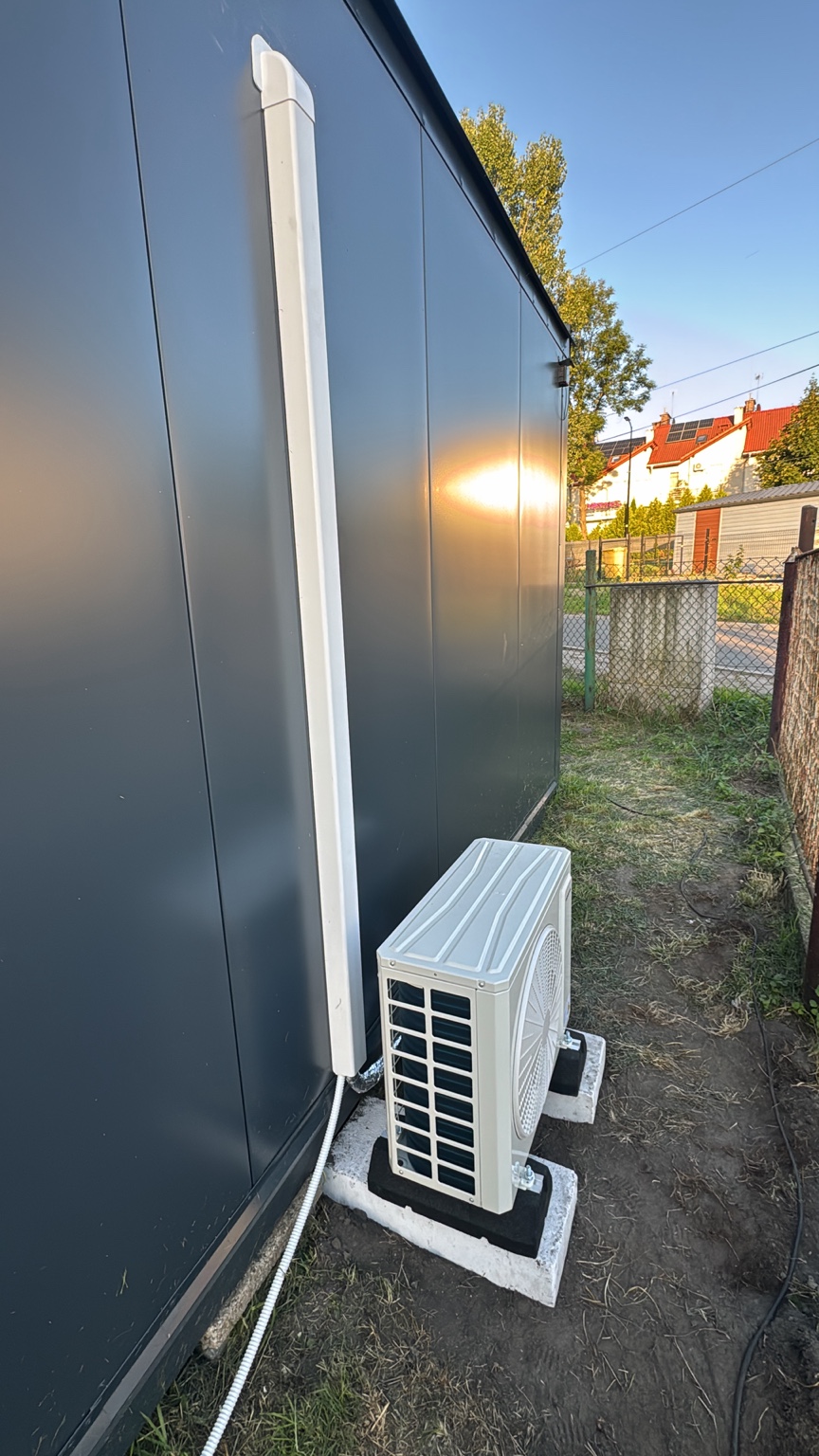 Estetycznie poprowadzona instalacja przy jednostce zewnętrznej