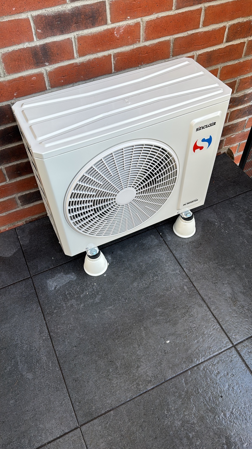 Jednostka zewnętrzna na podstawach stojących