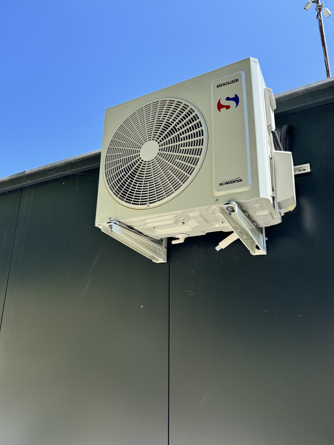 Jednostka zewnętrzna na ścianie budynku